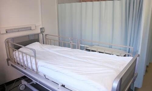 The Advantages & Disadvantages of a Hospital Bed